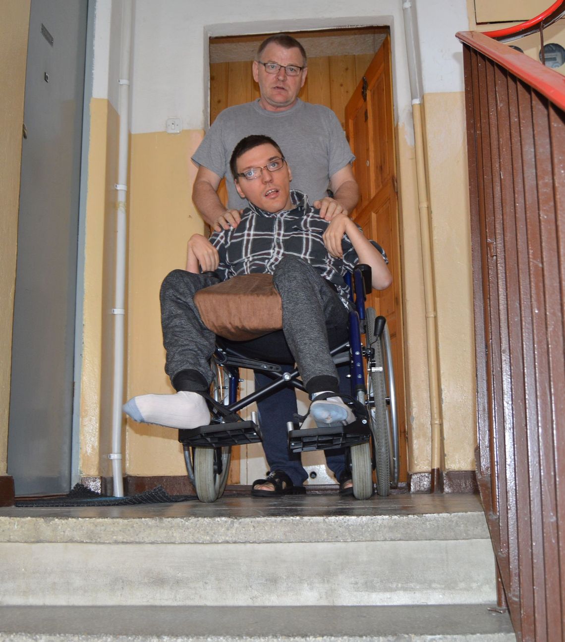 Niepełnosprawny Alan uwięziony przez schody