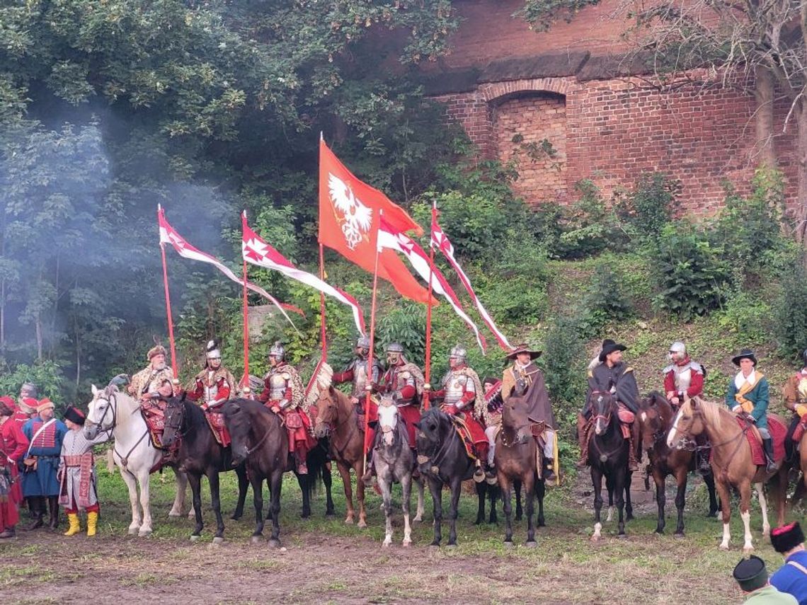 Niesamowite stroje z epoki, broń i emocje z muszkieterami i husarią. XXIV Festiwal Historyczny VIVAT VASA! Niesamowite stroje z epoki, broń i emocje z muszkieterami i husarią. XXIV Festiwal Historyczny VIVAT VASA!