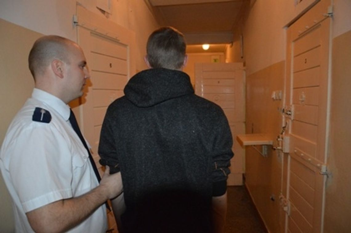 Nietrzeźwi wandale zdewastowali drzwi Nietrzeźwi wandale zdewastowali drzwi