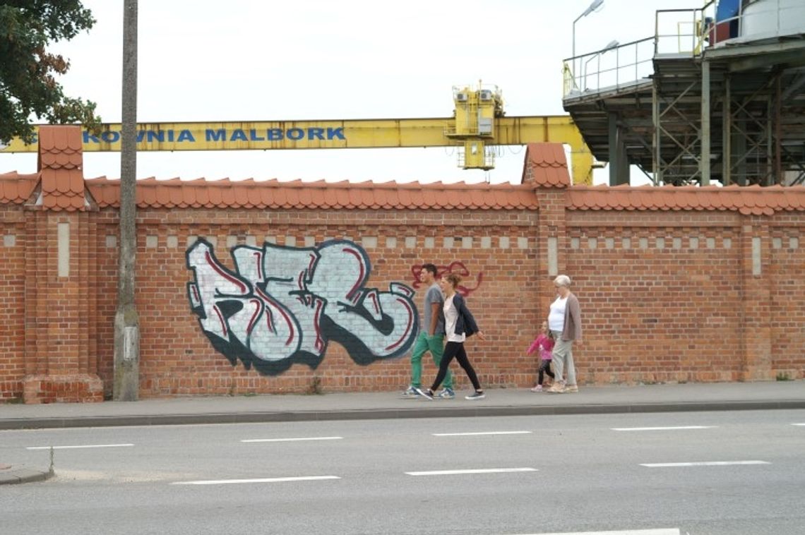 Nieznany sprawca pomalował mur cukrowni Nieznany sprawca pomalował mur cukrowni