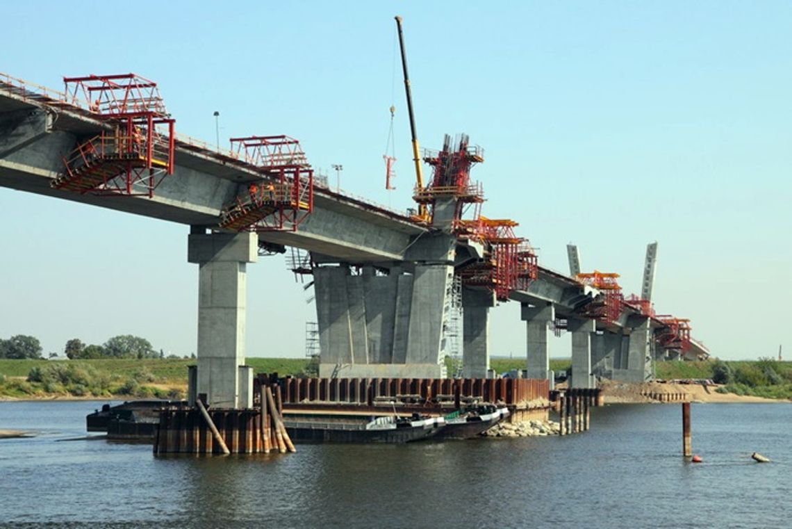 Niska woda przeszkadza w budowie mostu w Opaleniu Niska woda przeszkadza w budowie mostu w Opaleniu