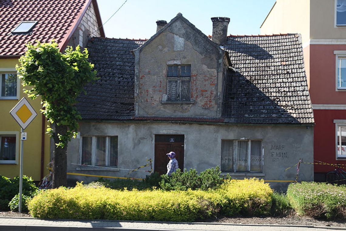 Niszczejący budynek zagraża przechodniom Niszczejący budynek zagraża przechodniom
