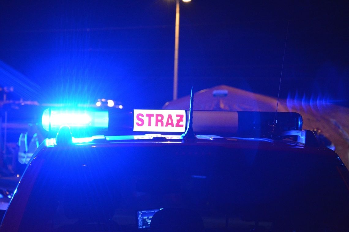 Nocny pożar domu w Brzeźnie Wielkim. Z budynku ewakuowały się cztery osoby Nocny pożar domu w Brzeźnie Wielkim. Z budynku ewakuowały się cztery osoby