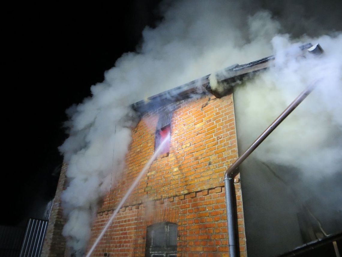 Nocny pożar stolarni. Z ogniem walczyło 13 zastępów, akcja trwała ponad 8 godzin (FOTO)