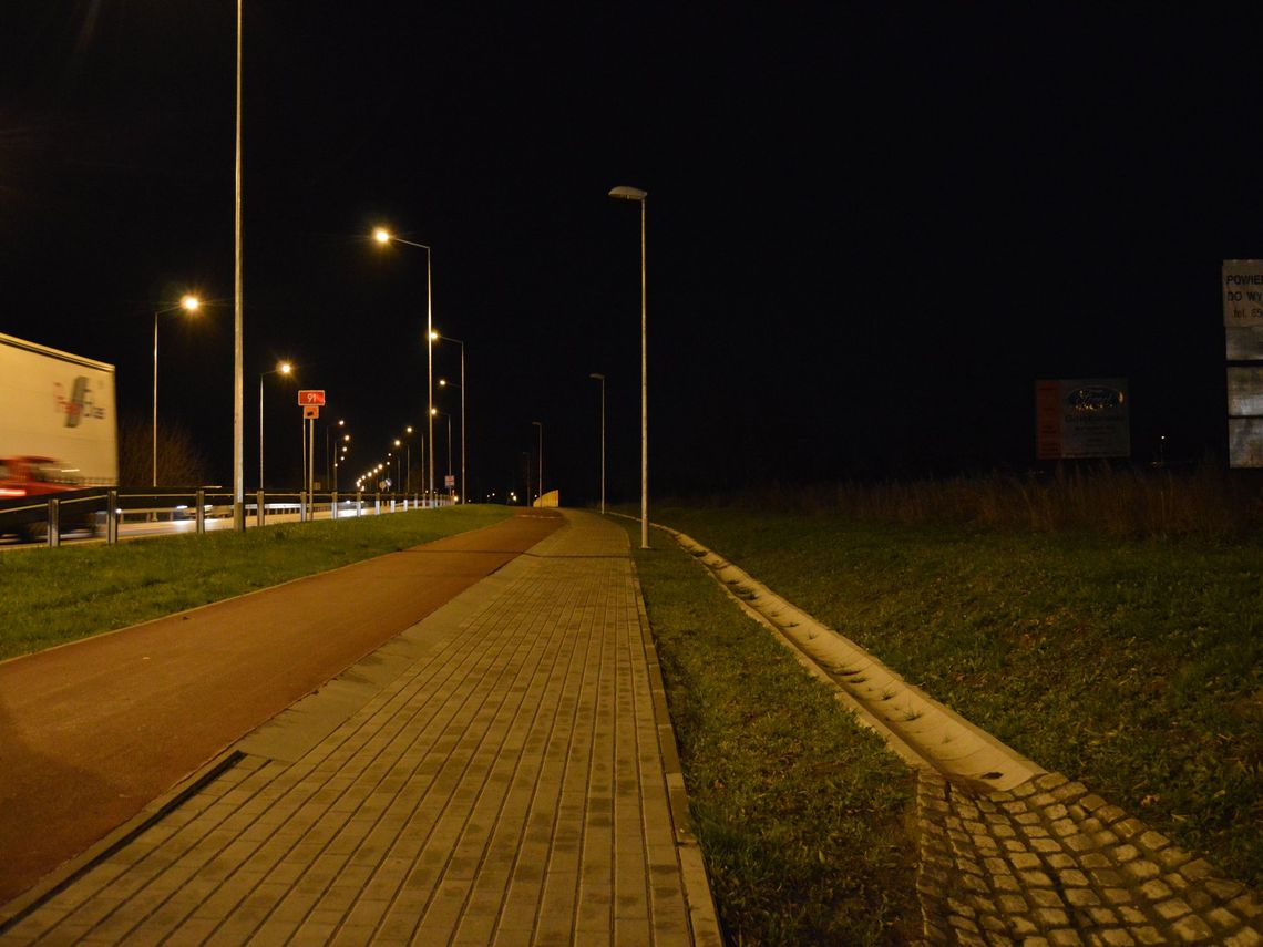 Nowa ścieżka nieoświetlona. Rowerzyści: jest niebezpiecznie