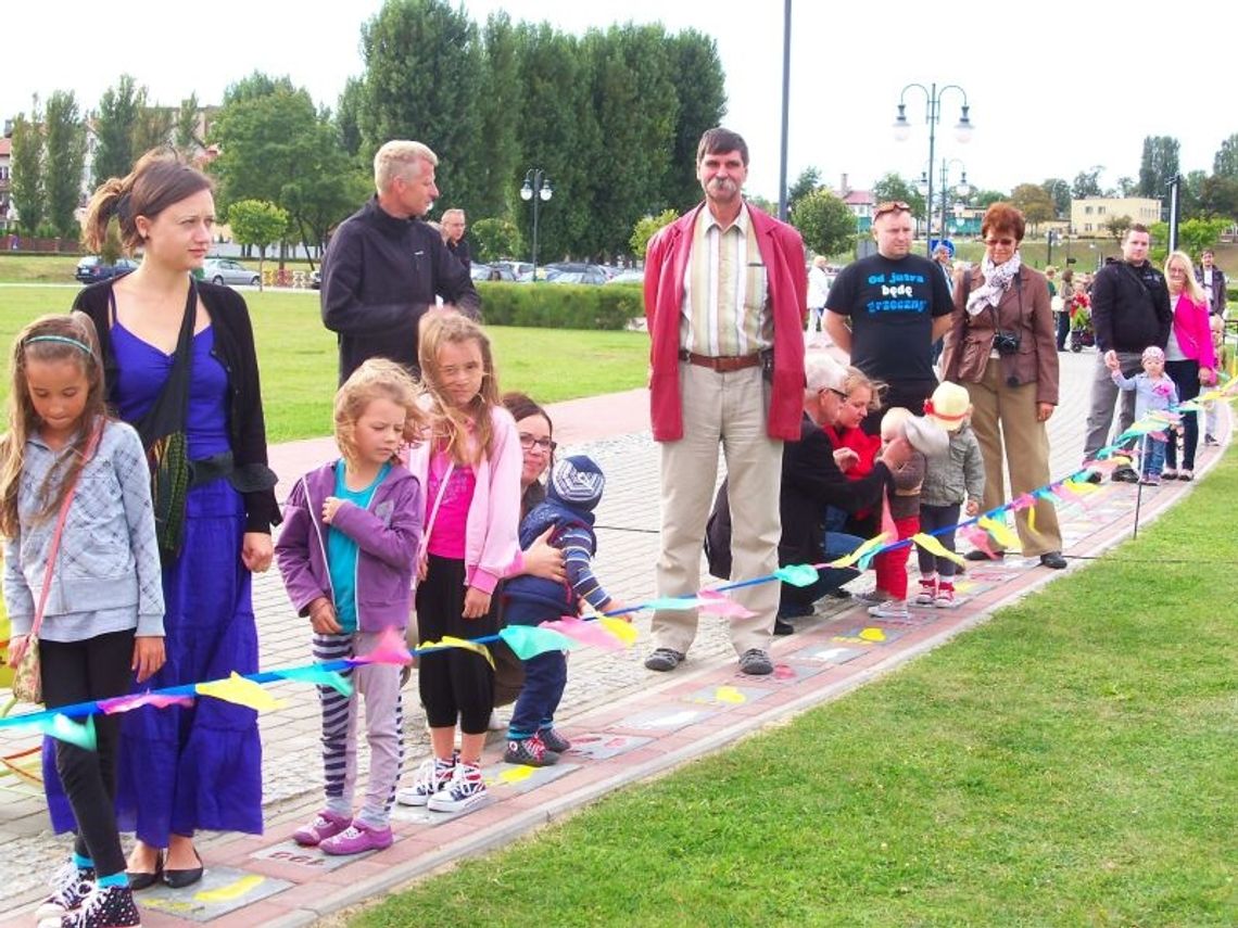 Nowe 200 odcisków stóp na bulwarowej alei