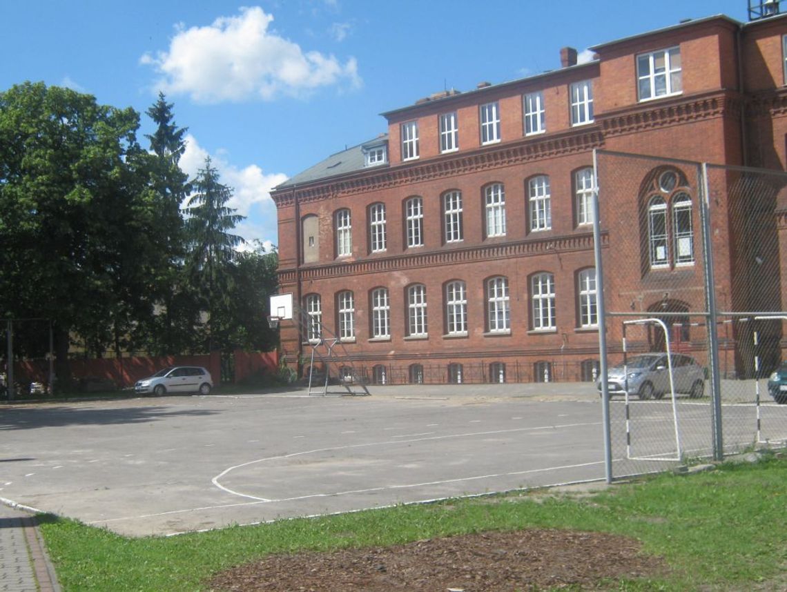 Nowe boisko przy „czerwonym” ogólniaku jeszcze w tym roku Nowe boisko przy „czerwonym” ogólniaku jeszcze w tym roku