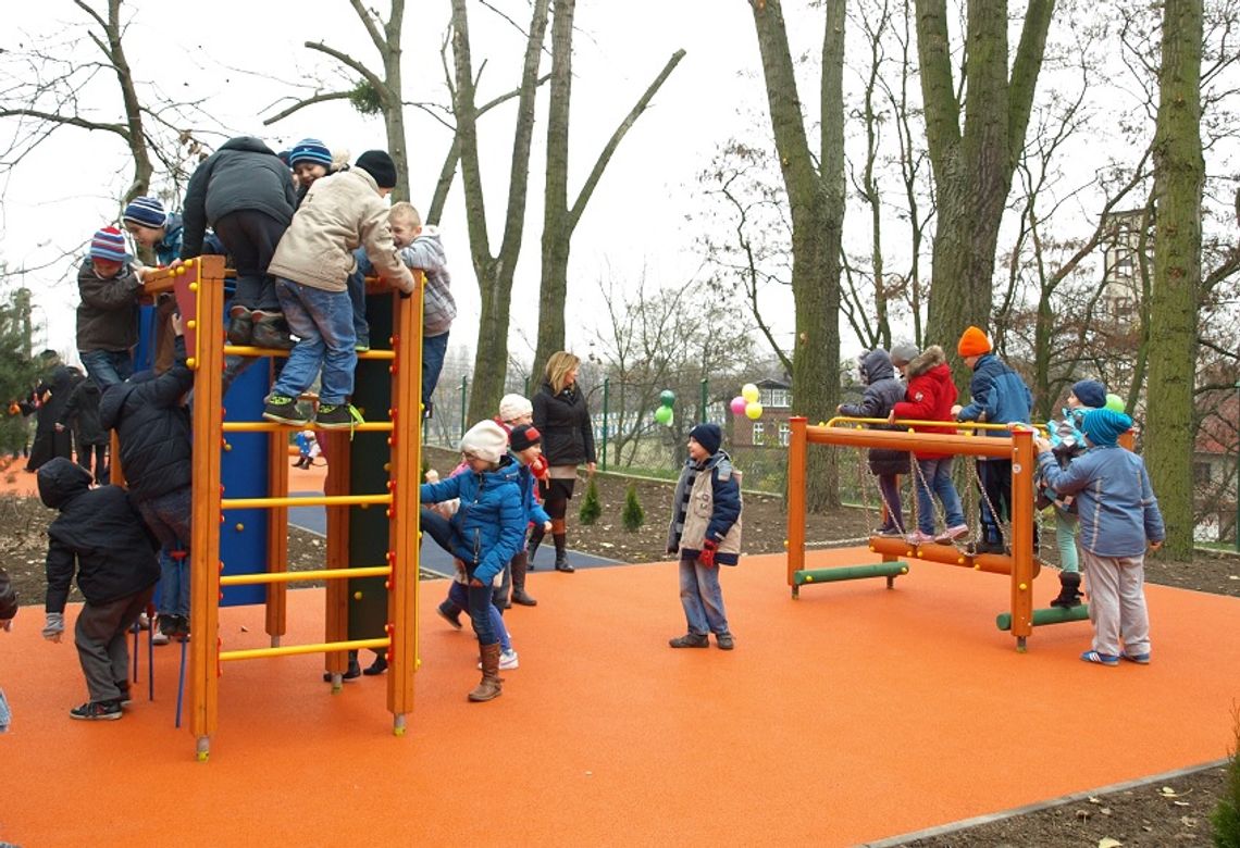 Nowoczesny plac zabaw już służy uczniom Szkoły Sportowej Nowoczesny plac zabaw już służy uczniom Szkoły Sportowej