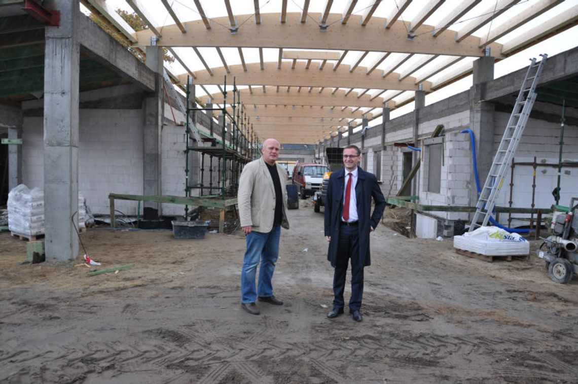 Nowy chodnik i hala targowa Nowy chodnik i hala targowa