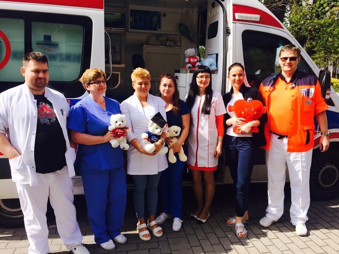 Nowy członek zespołu w karetkach. Miś „Ratownik” pomaga ratownikom