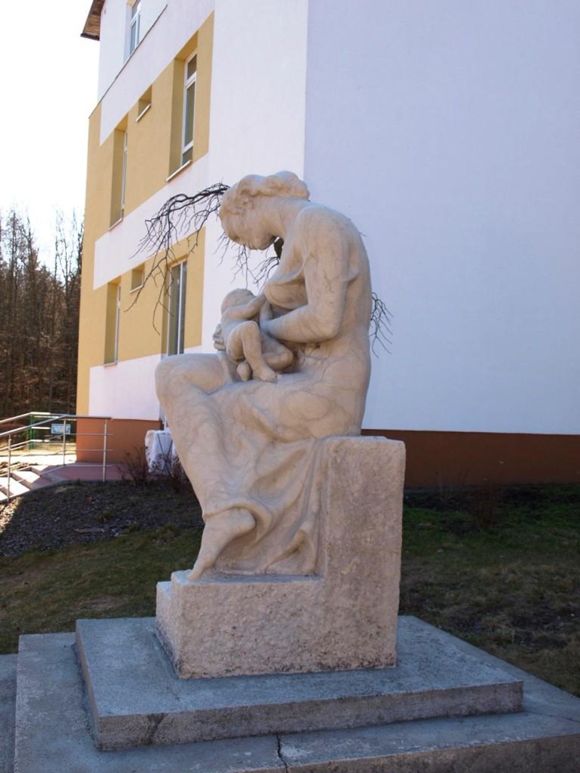 Nowy postument pod rzeźbę "Macierzyństwo" Nowy postument pod rzeźbę "Macierzyństwo"