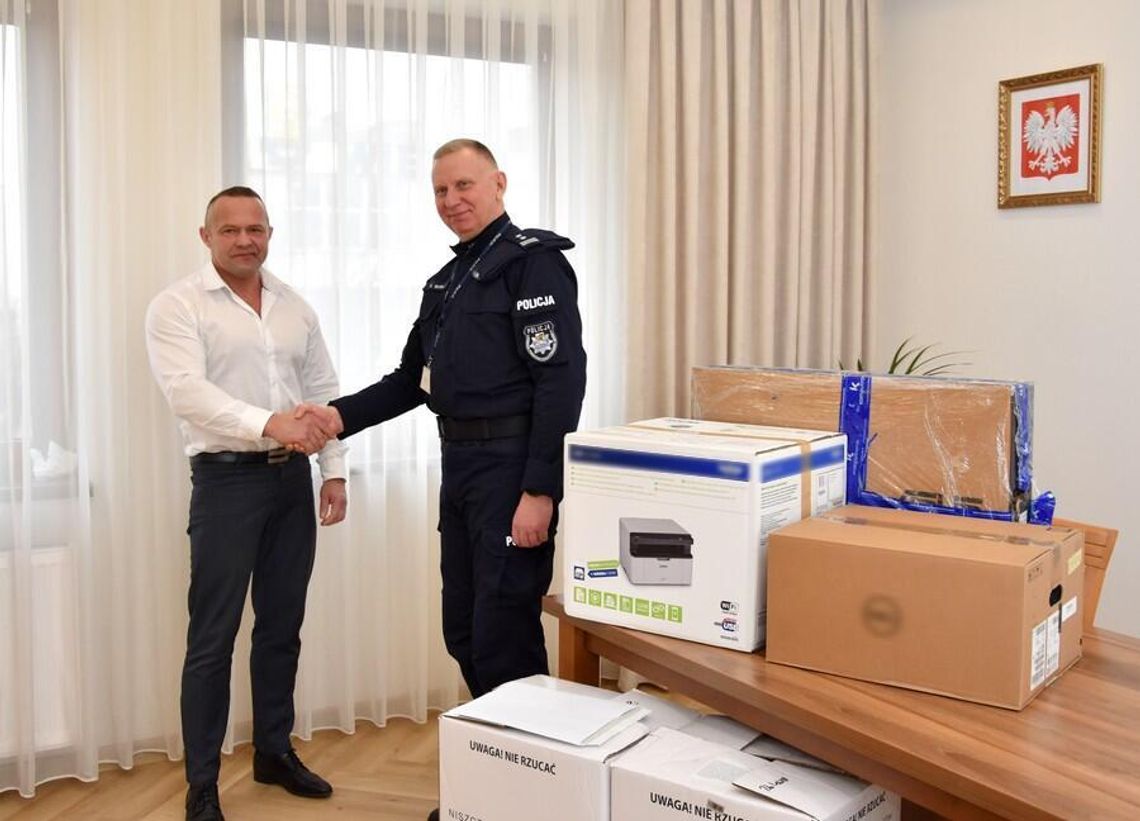 Nowy sprzęt biurowy dla policjantów ze Zblewa