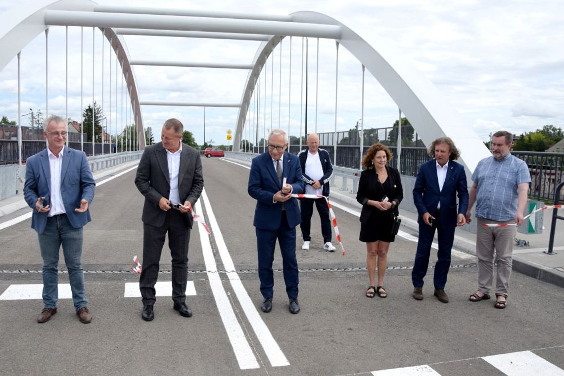 Nowy wiadukt w ul. Nowy Rynek uroczyście otwarty. Obiekt jest okazały, a powstał z niewielkim opóźnieniem...