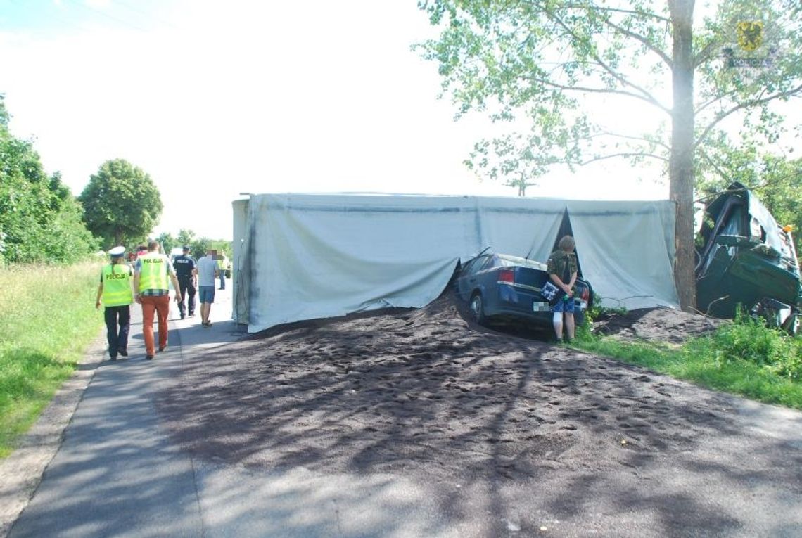 O krok od tragedii. Samochód zatrzymał się tuż przed przewracającą się przyczepą.
