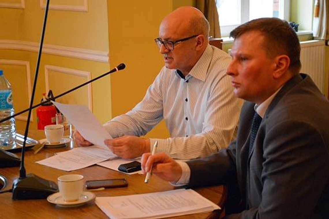 „Obecny napis dezinformuje” Radny apeluje o wymianę tablicy pamiątkowej na dawnej synagodze