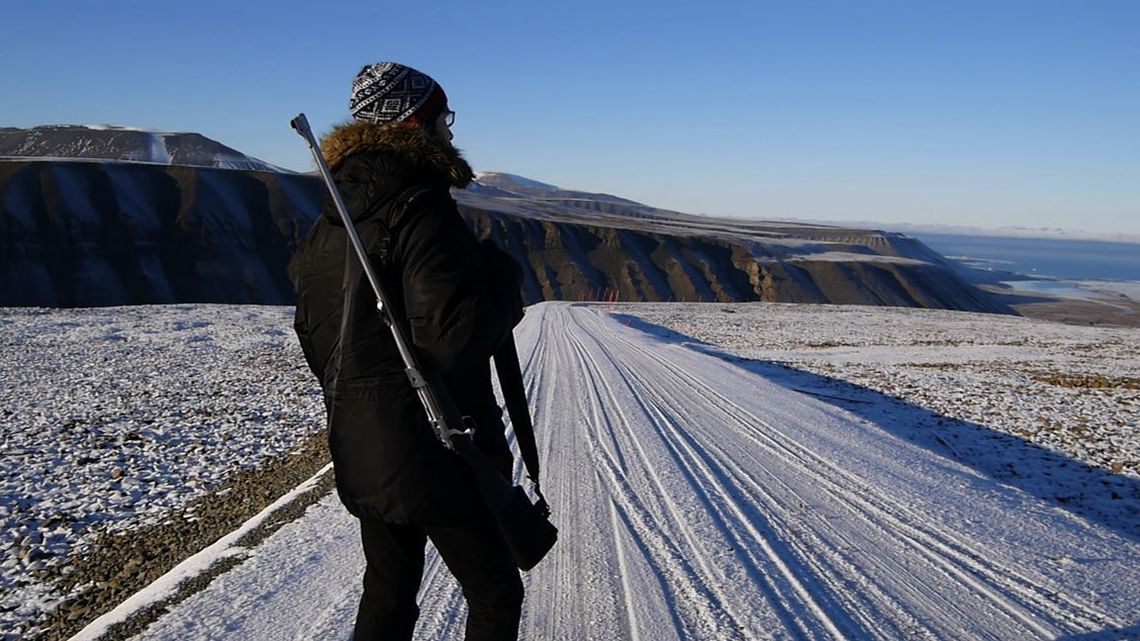 Ochroniarz broni gości przed niedźwiedziami Ochroniarz broni gości przed niedźwiedziami