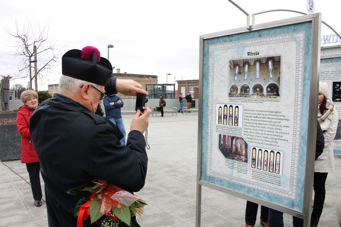 Od początków po współczesność - wystawa przed dworcem w Tczewie