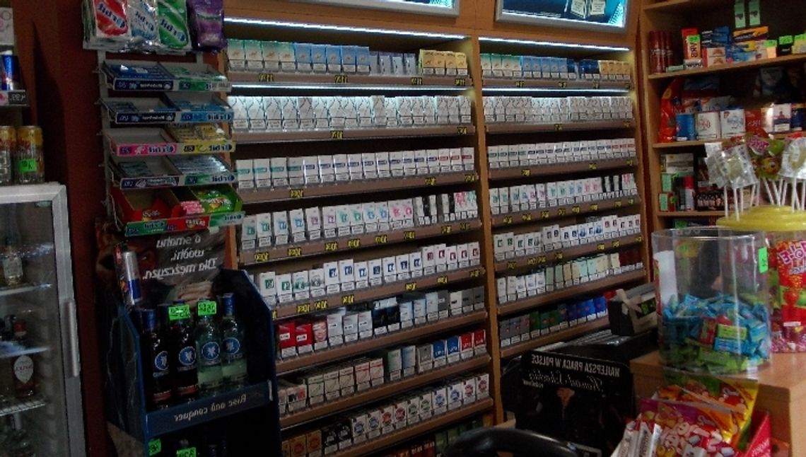 Od sklepu do sklepu. Udaje zakupy i... kradnie papierosy Od sklepu do sklepu. Udaje zakupy i... kradnie papierosy