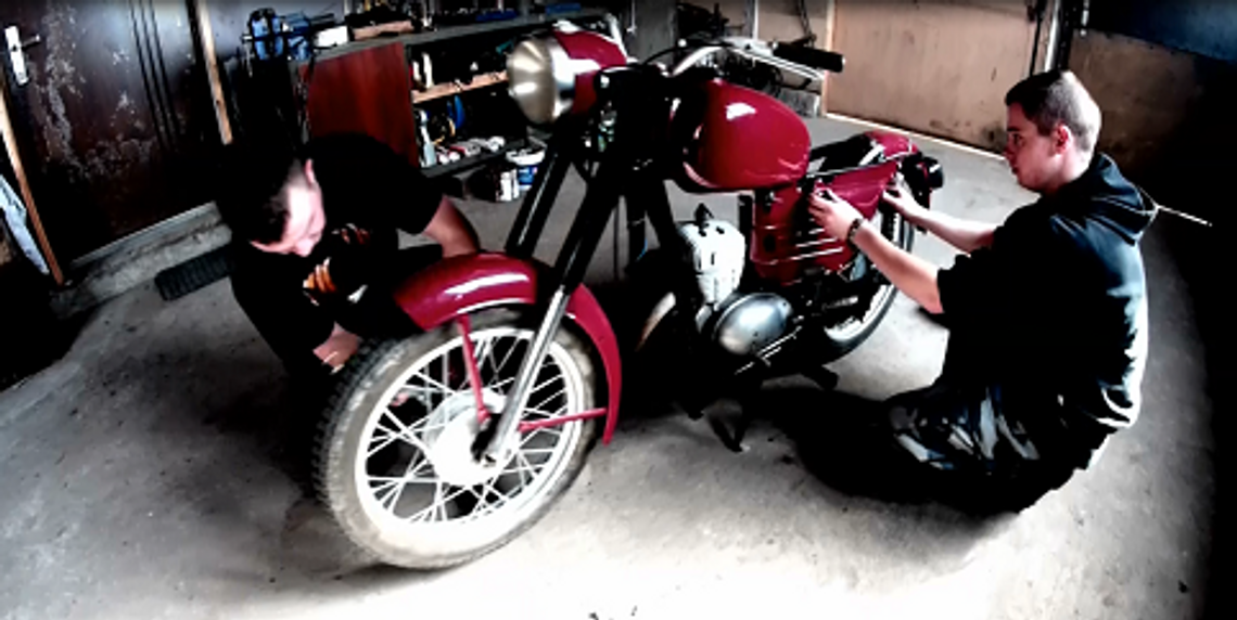 Odbudował zabytkowy motocykl dla ukochanej FILM Odbudował zabytkowy motocykl dla ukochanej FILM