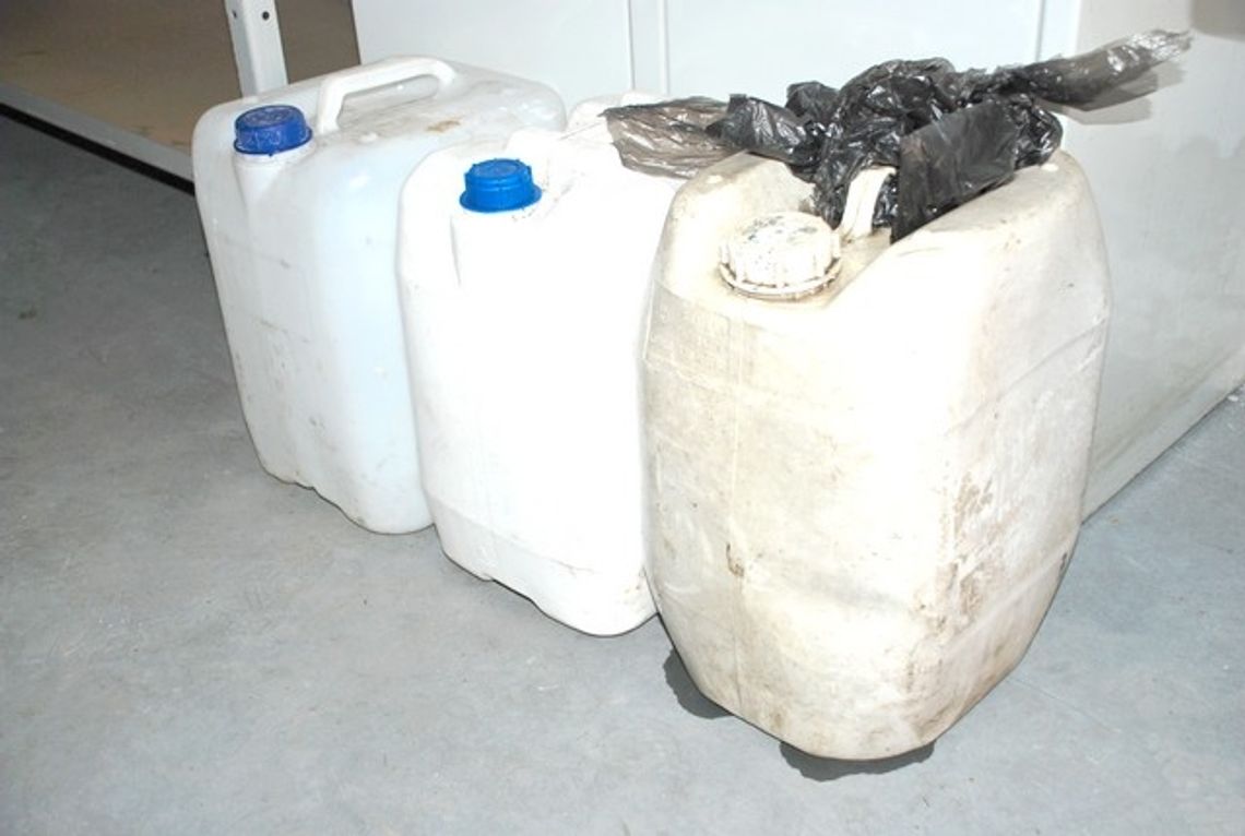 Odciągali paliwo z zaparkowanych ciężarówek Odciągali paliwo z zaparkowanych ciężarówek