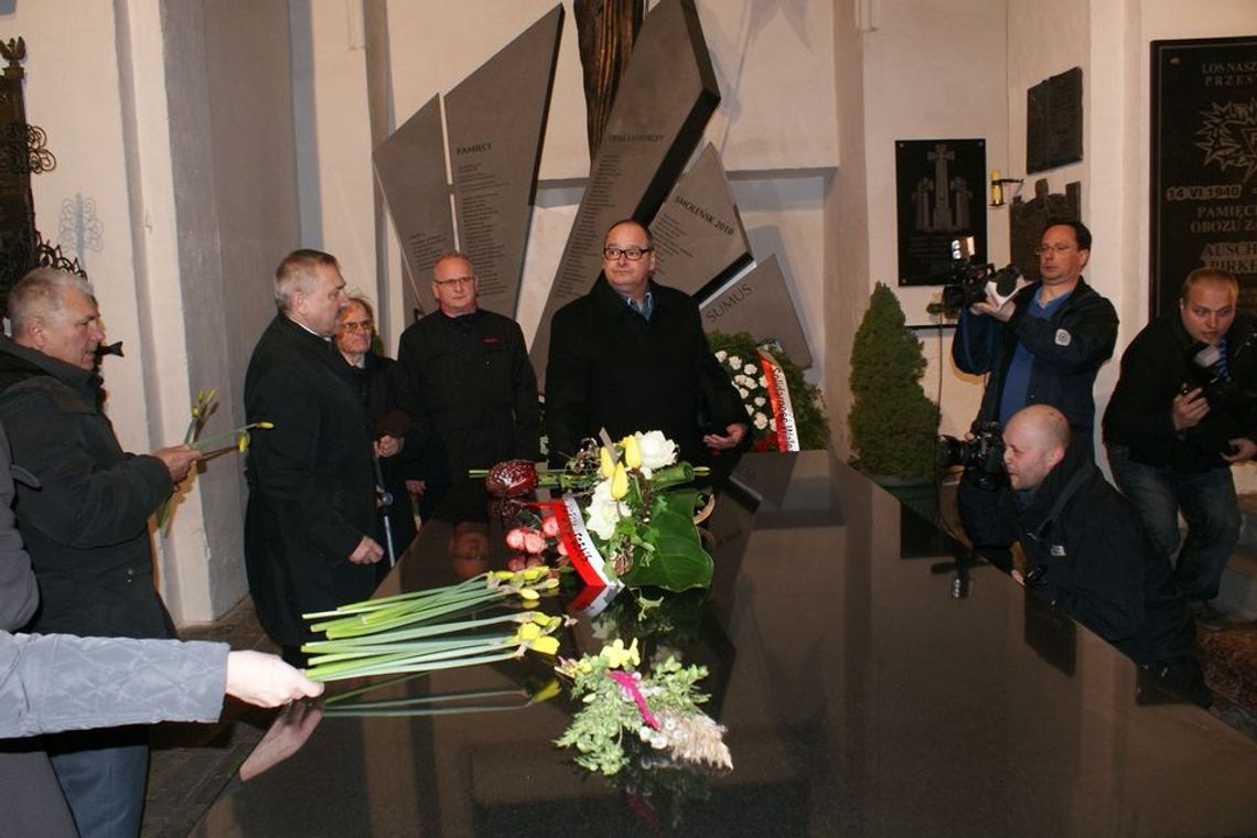 „Oddajcie wrak samolotu”. Marsz milczenia - z żonkilami