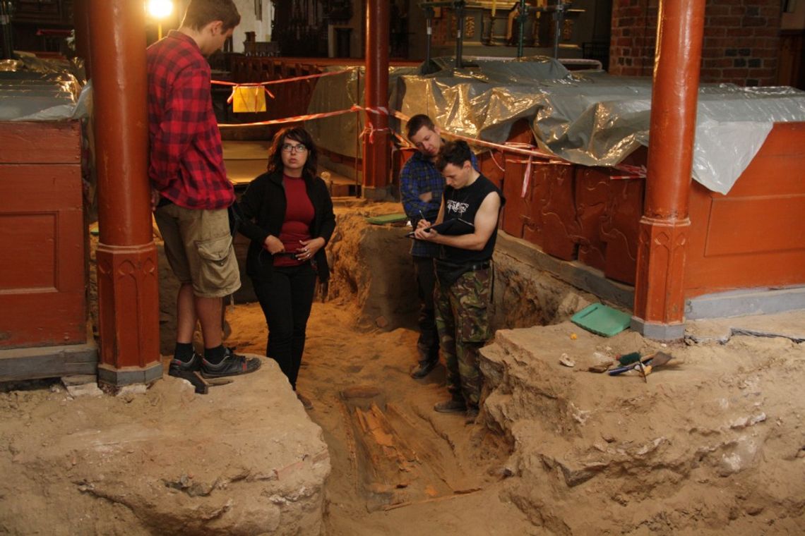 Odkopali dwie trumny. Niezwykłe odkrycie w gniewskiej świątyni Odkopali dwie trumny. Niezwykłe odkrycie w gniewskiej świątyni