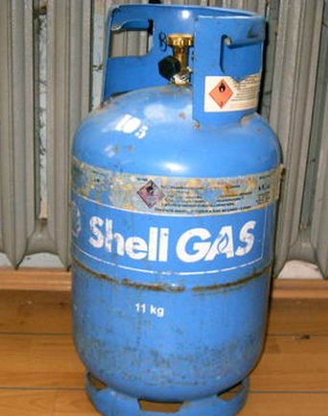 Odkręcił zawory w kilku butlach gazowych