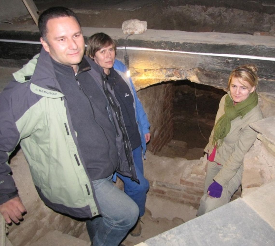 Odkrycie archeologiczne. Krypta w Gniewie jak mały cmentarz. Żupan, stuła i… męskie pończochy. Szczątki rozrzuciły… kuny Odkrycie archeologiczne. Krypta w Gniewie jak mały cmentarz. Żupan, stuła i… męskie pończochy. Szczątki rozrzuciły… kuny