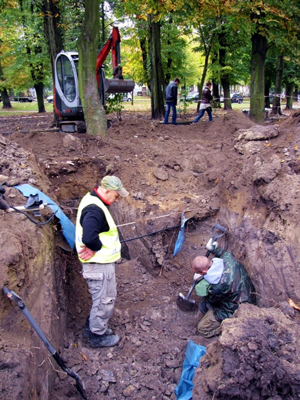 Odkryte mogiły w parku. Ekshumacje zbliżają się do zakończenia  