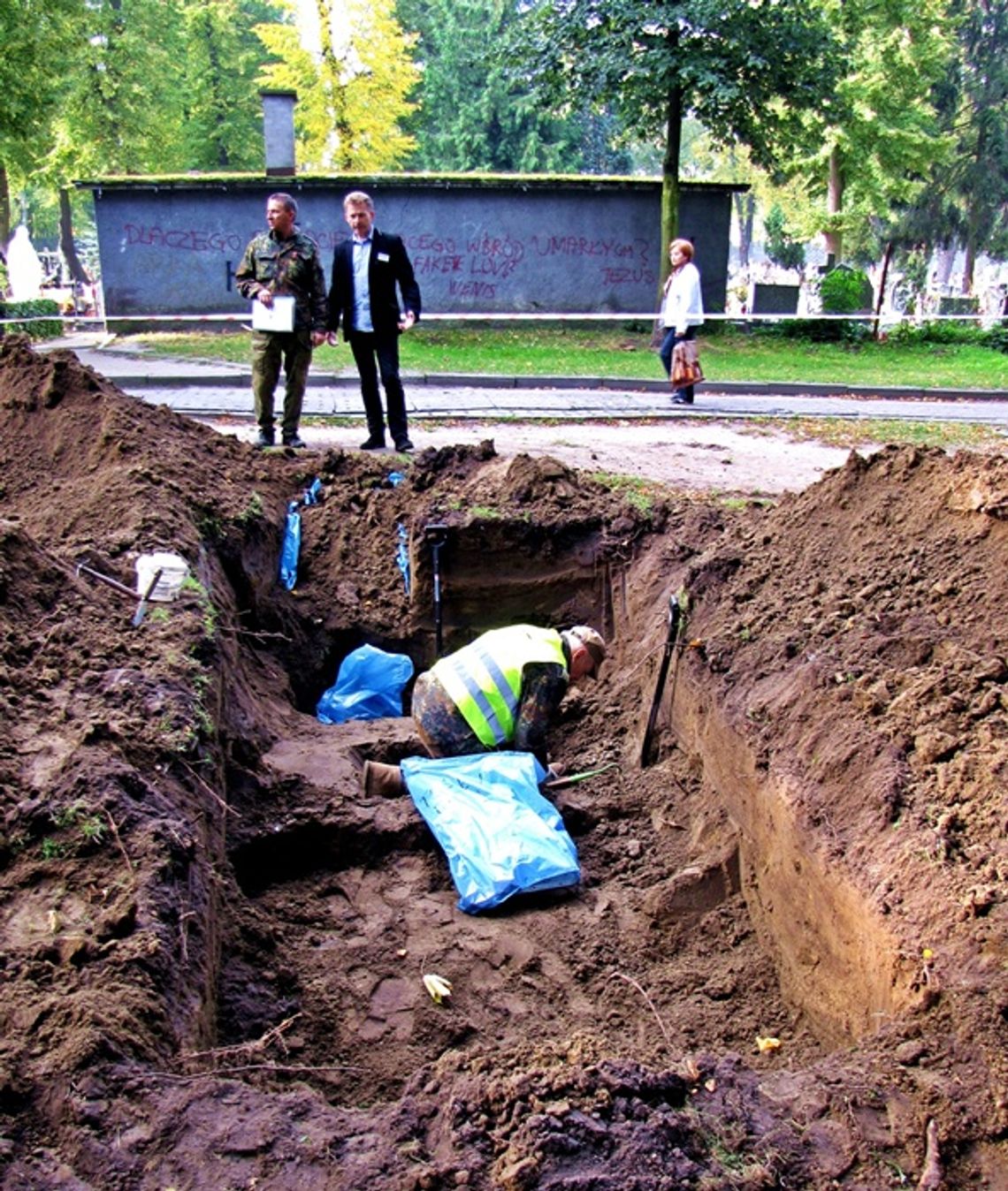 Odkryto masowy grób w parku. Ekshumacja szczątków niemieckich żołnierzy Odkryto masowy grób w parku. Ekshumacja szczątków niemieckich żołnierzy