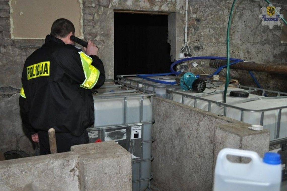 Odnaleziono ponad 3,7 tys. litrów nielegalnego spirytusu FILM