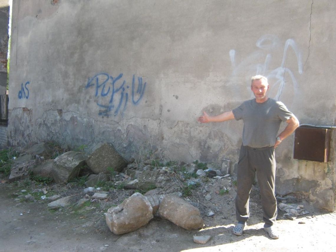 Odpadająca elewacja zagraża życiu przechodniów. Budynek zapomniany przez TBS Odpadająca elewacja zagraża życiu przechodniów. Budynek zapomniany przez TBS