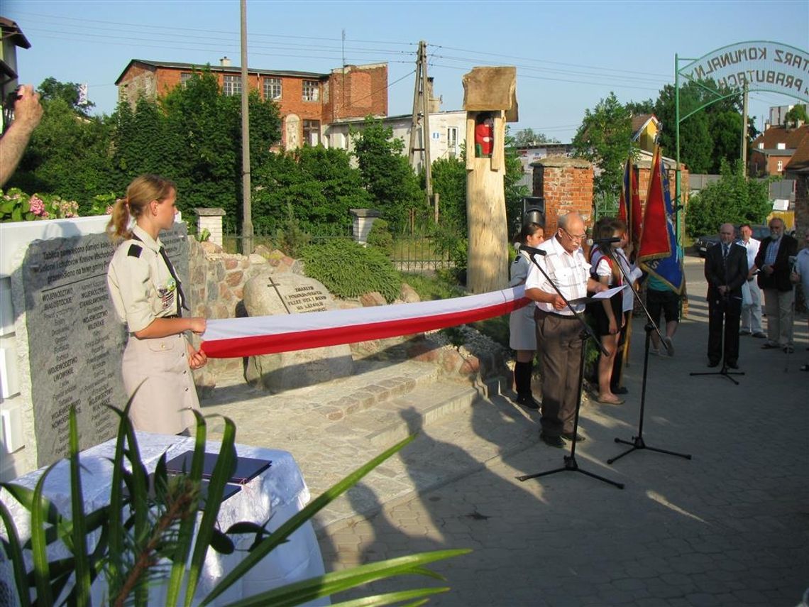 Odsłonili krzyż ku pamięci rodaków zamordowanych na Kresach Odsłonili krzyż ku pamięci rodaków zamordowanych na Kresach