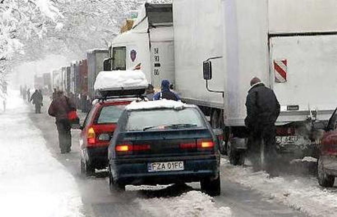 Ogromne korki na drogach Trójmiasta. Zima nie odpuszcza Ogromne korki na drogach Trójmiasta. Zima nie odpuszcza