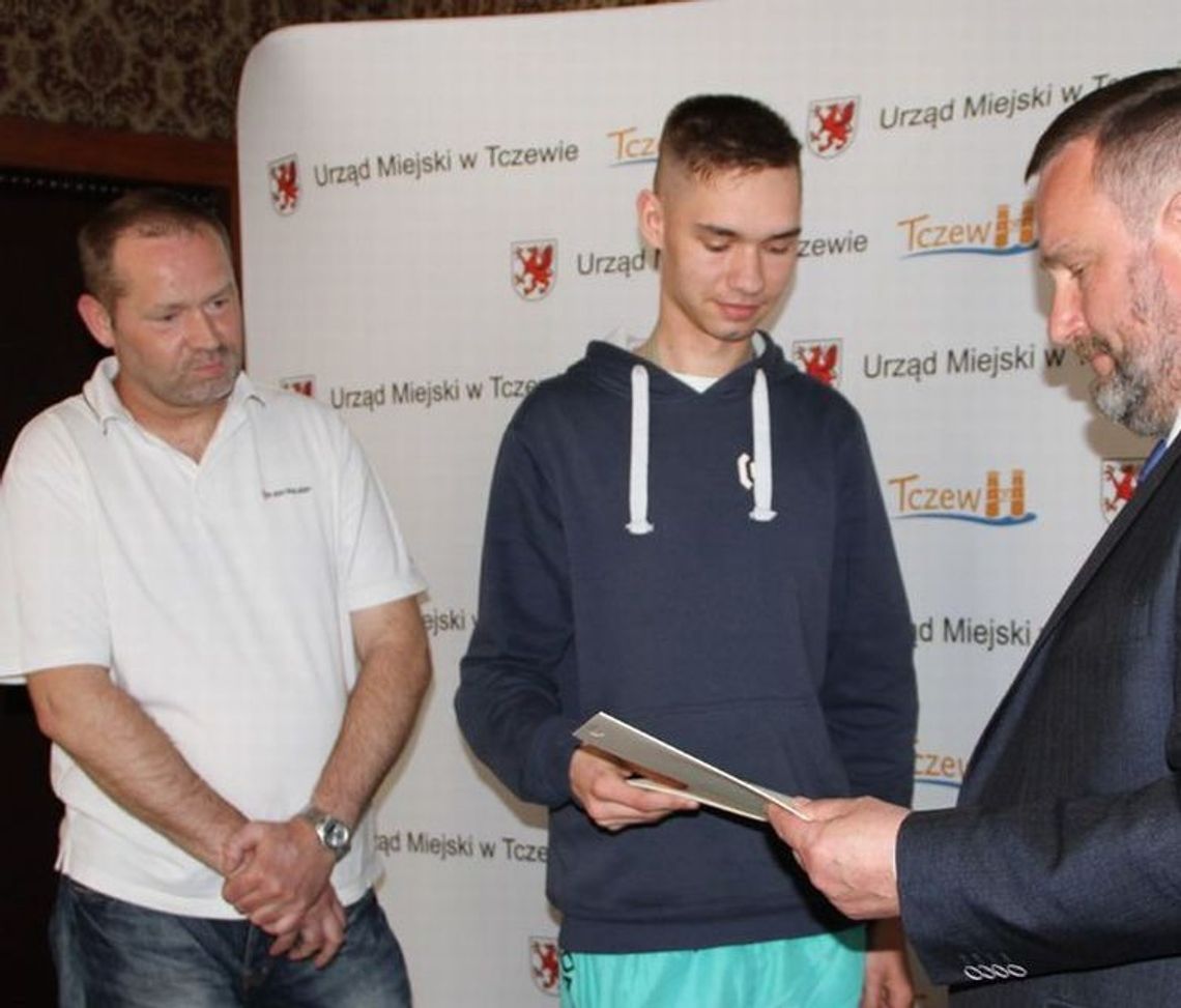 Ojciec i syn zatrzymali i obezwładnili pijanego kierowcę. Wzorowa postawa mieszkańców! Ojciec i syn zatrzymali i obezwładnili pijanego kierowcę. Wzorowa postawa mieszkańców!