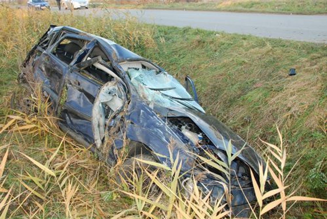 Ojciec z synem po koziołku wylądowali w rowie Ojciec z synem po koziołku wylądowali w rowie