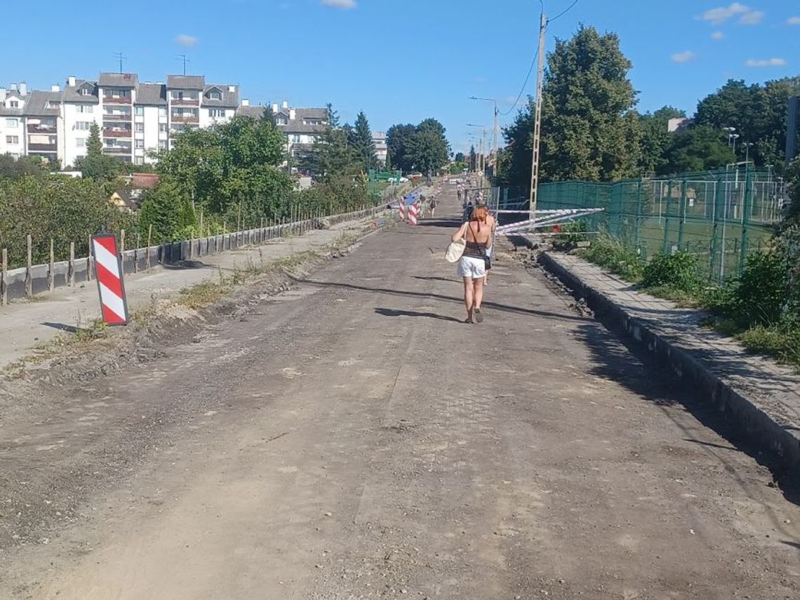 Okolice stacji kolejowej zmieniają oblicze. Zamknięte dojścia i kłopotliwe objazdy, a podróżni w błocie i piasku Okolice stacji kolejowej zmieniają oblicze. Zamknięte dojścia i kłopotliwe objazdy, a podróżni w błocie i piasku