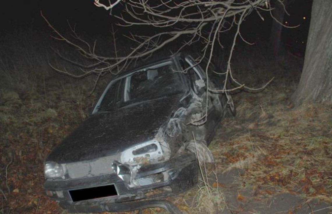 Omijając osoby piesze uderzył w golfa Omijając osoby piesze uderzył w golfa