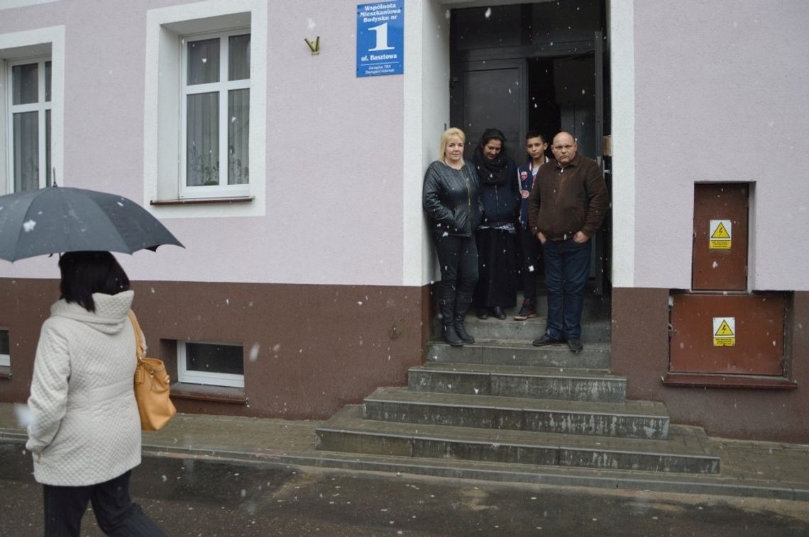 „On wszystko wie... Wie nawet kiedy my się z żoną kochamy”. Kłopotliwy sąsiad gnębi mieszkańców?! 