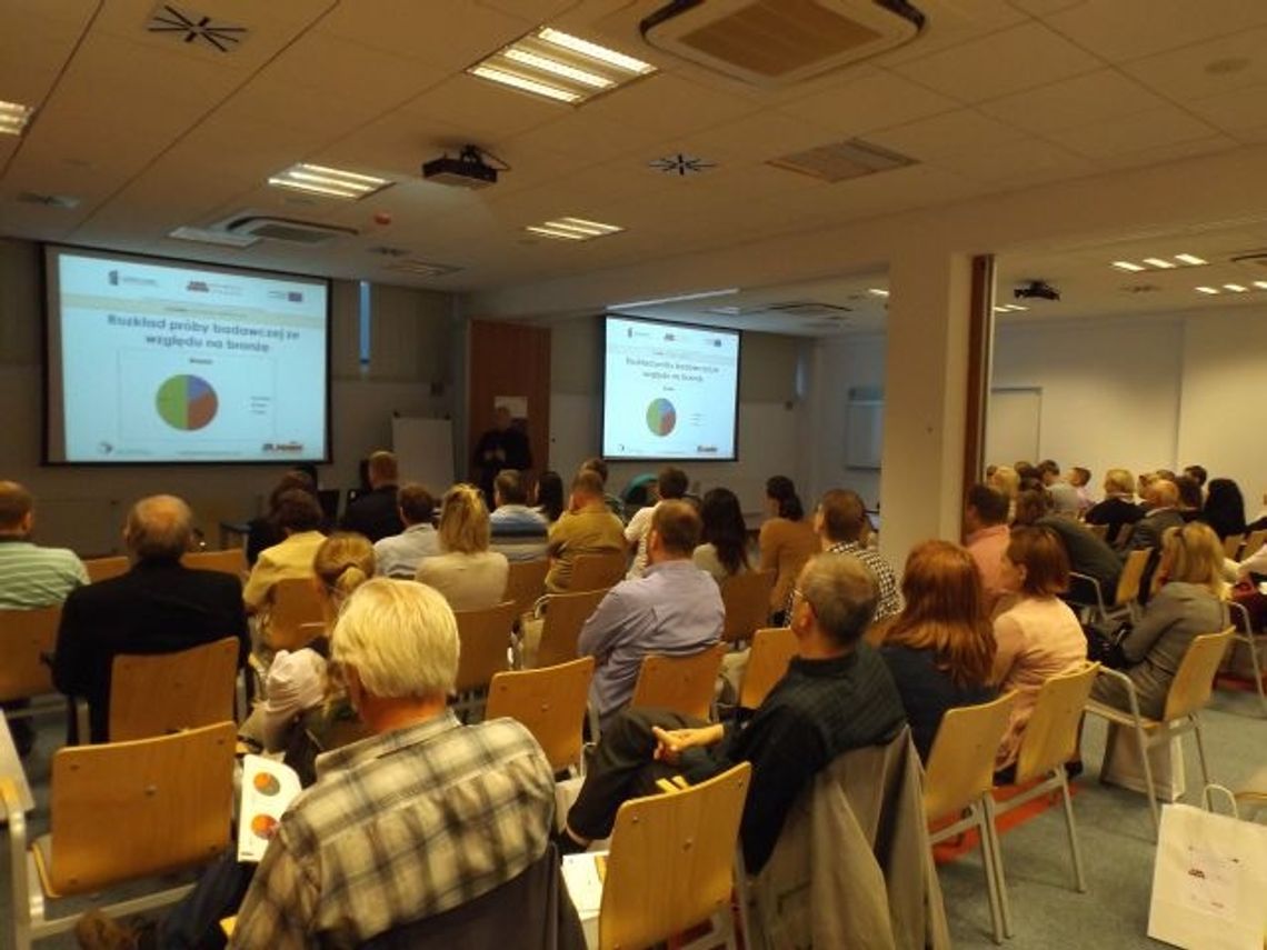 "Opieka plus praca - to się opłaca!" "Opieka plus praca - to się opłaca!"