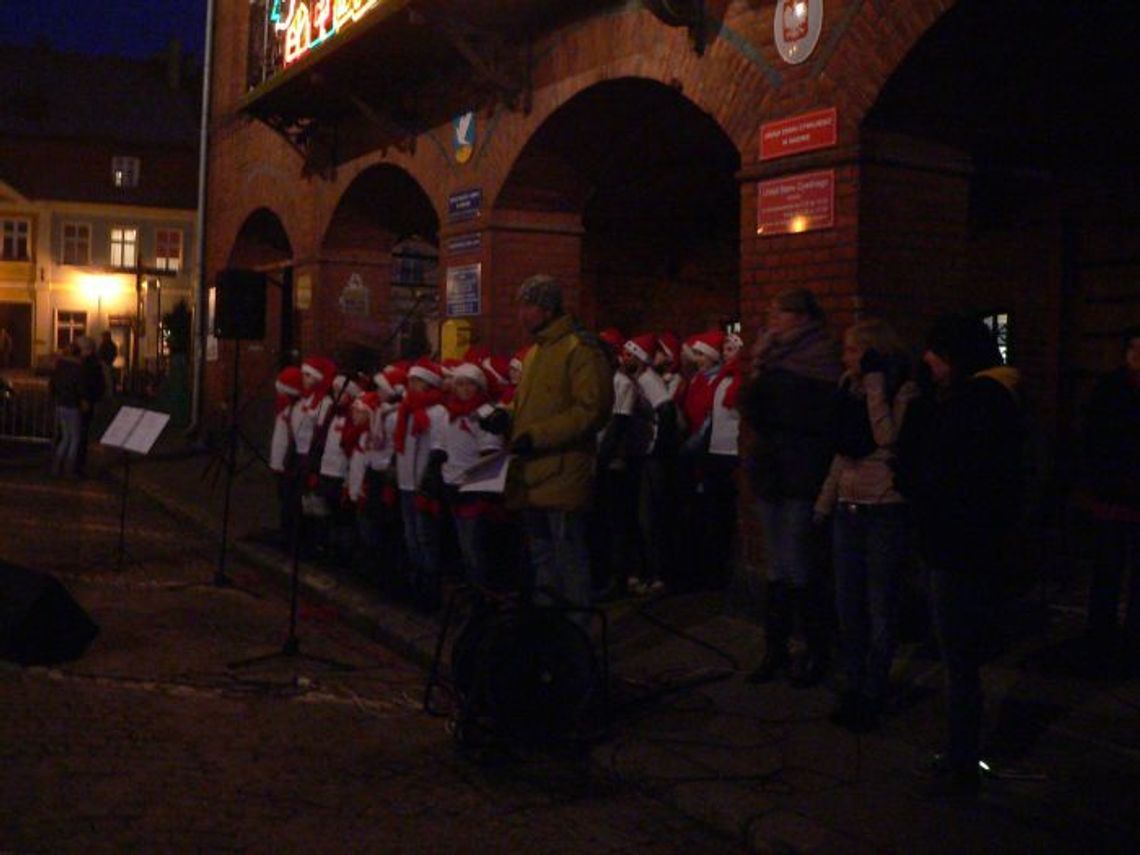 Opłatek, świąteczne smakołyki i kolędy - wigilia na rynku Opłatek, świąteczne smakołyki i kolędy - wigilia na rynku