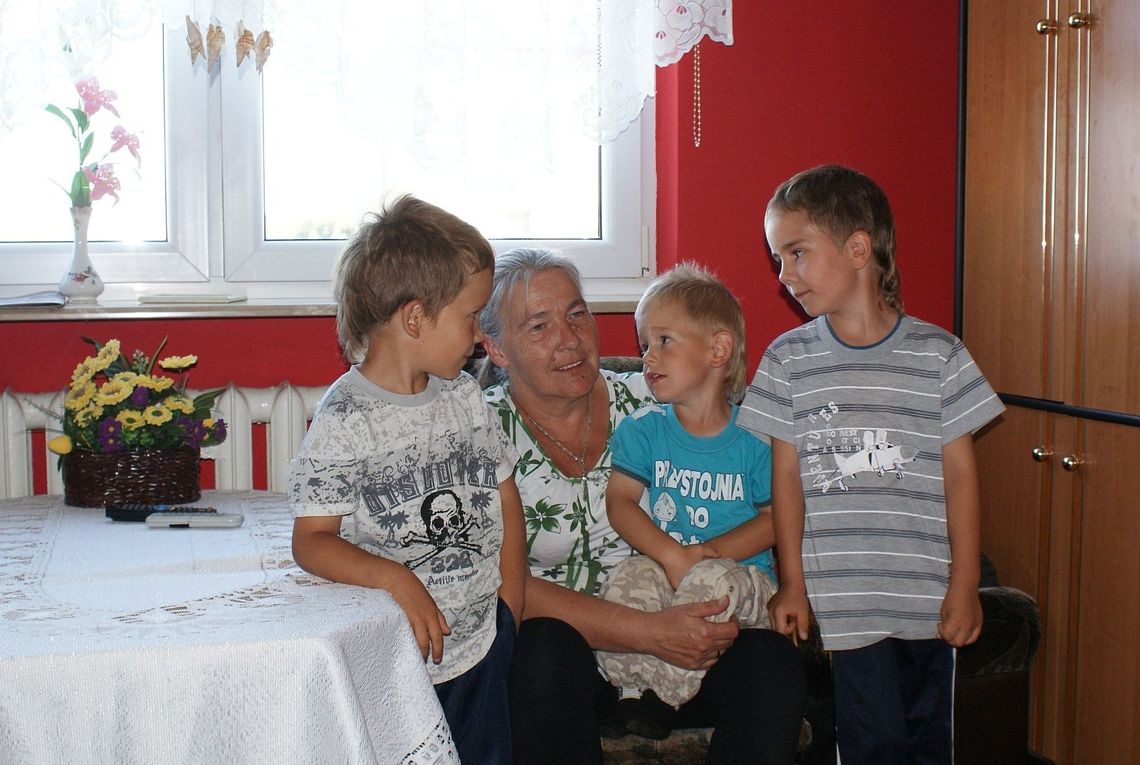 Opuszczeni przez matkę i …zadłużeni Opuszczeni przez matkę i …zadłużeni