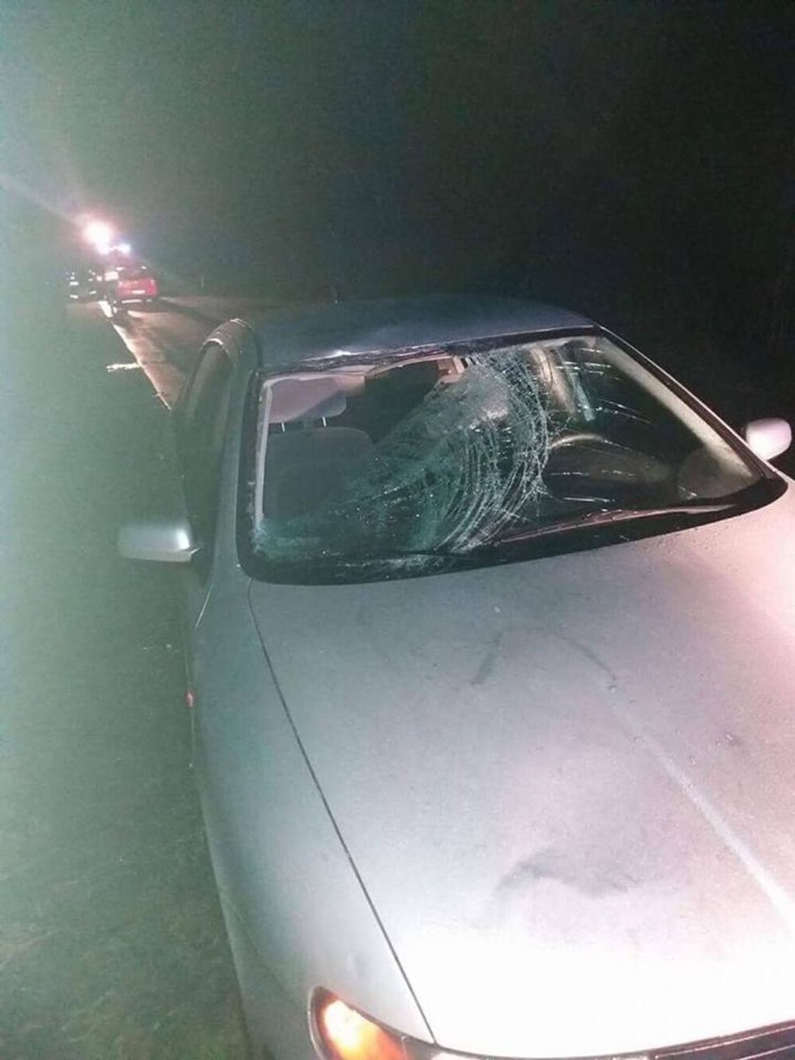 Oślepiony światłami samochodu z naprzeciwka uderzył w pieszego Oślepiony światłami samochodu z naprzeciwka uderzył w pieszego