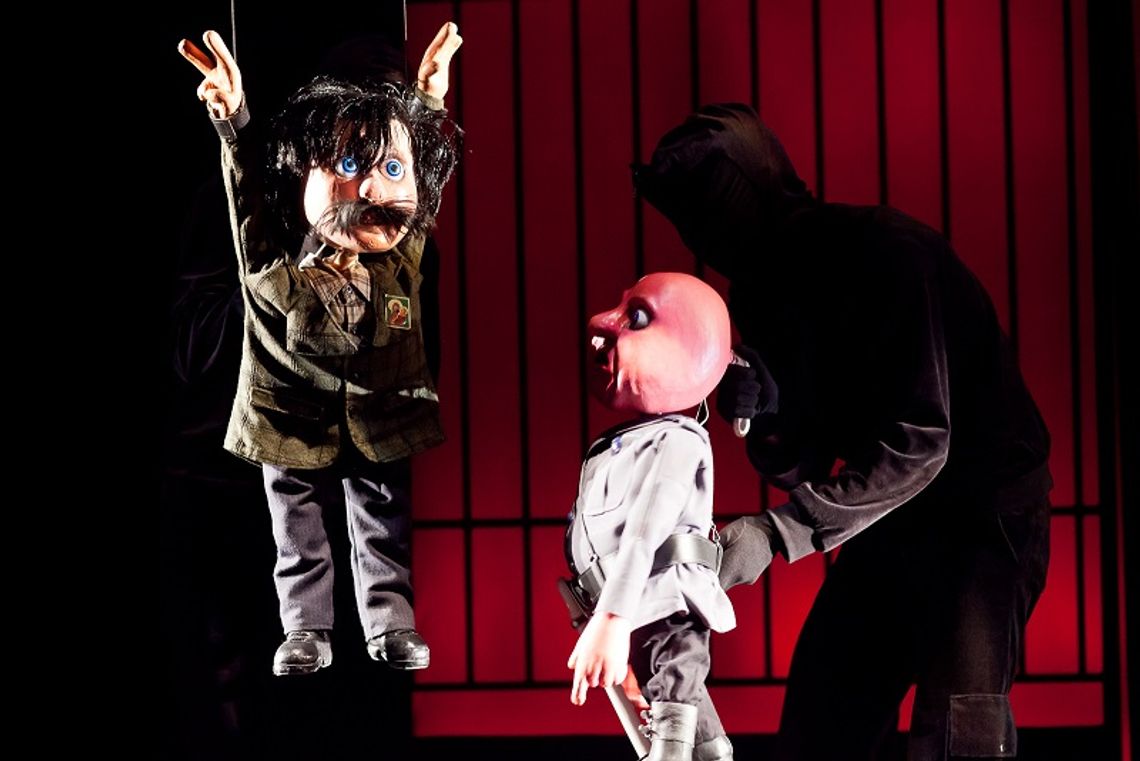 Ostatnia scena - poraża. Kukły Wałęsy i Jaruzelskiego Ostatnia scena - poraża. Kukły Wałęsy i Jaruzelskiego