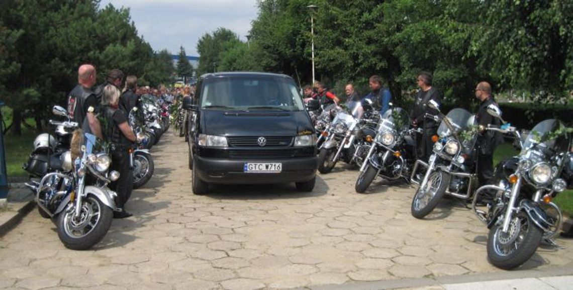 Ostatnie pożegnanie śp. Dariusza Wiśniewskiego. Tłumy i mnóstwo motocykli na cmentarzu Ostatnie pożegnanie śp. Dariusza Wiśniewskiego. Tłumy i mnóstwo motocykli na cmentarzu