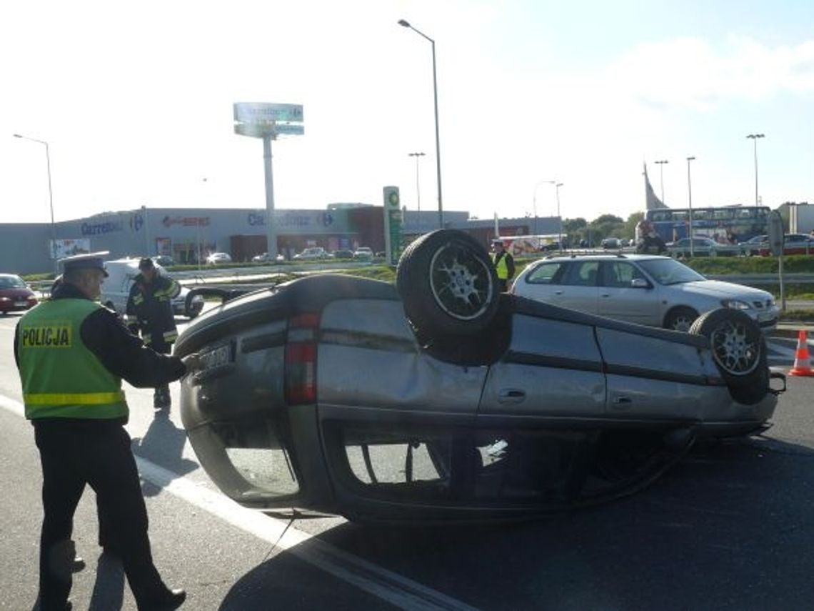 Ostre dachowanie na krajowej 'jedynce'. Nadmierna prędkość przyczyną wypadku? Ostre dachowanie na krajowej 'jedynce'. Nadmierna prędkość przyczyną wypadku?