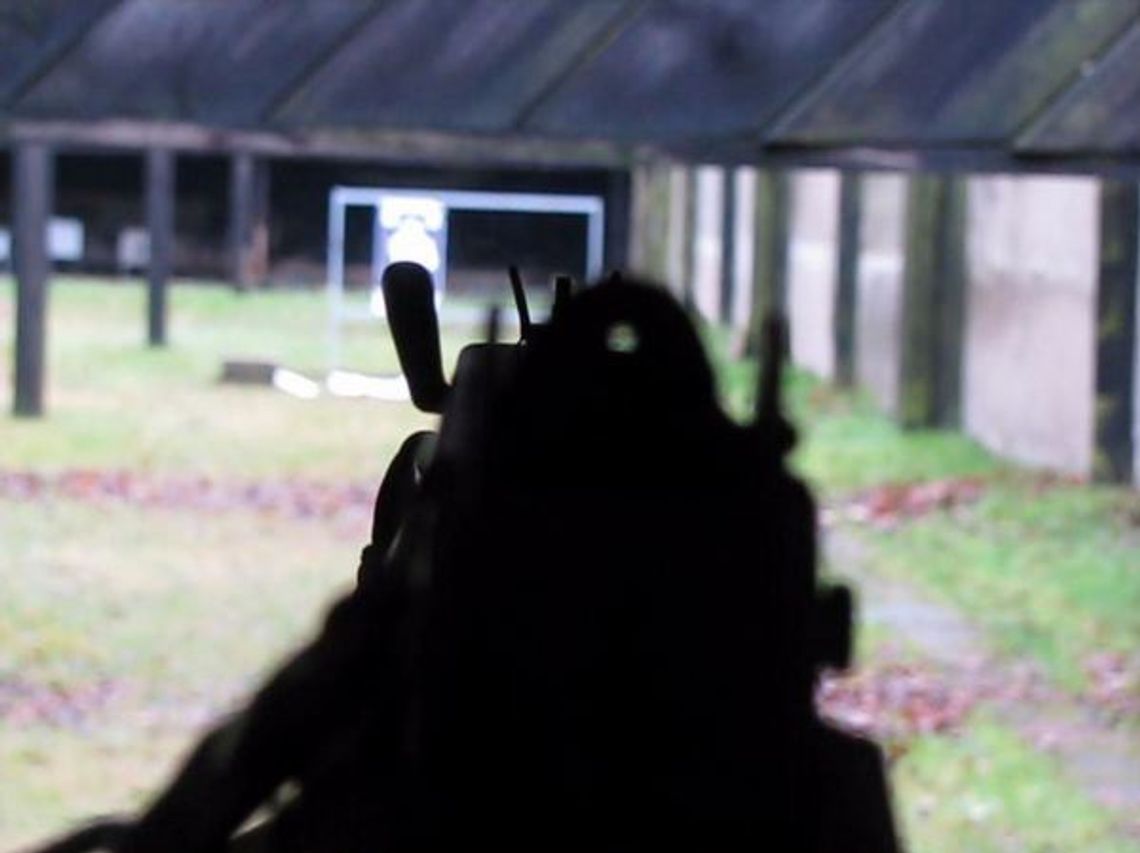 Ostre strzelanie z pistoletu maszynowego P-98