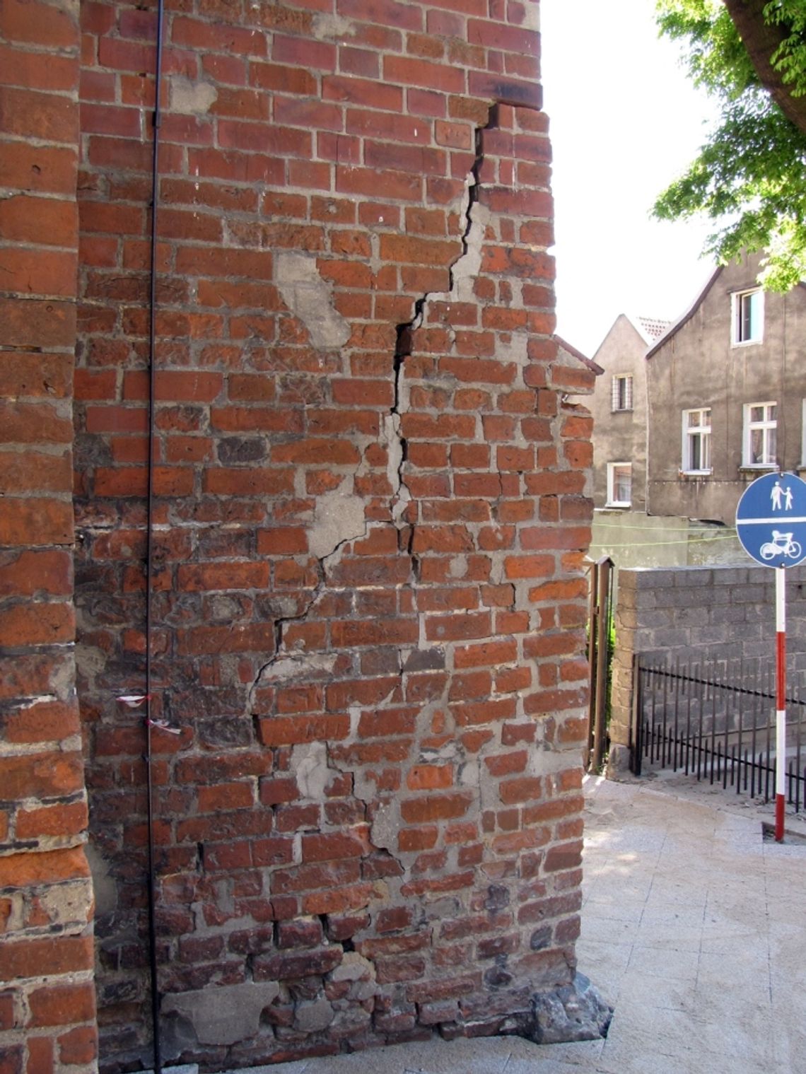 Osuwająca się skarpa zagraża budowli świątyni Osuwająca się skarpa zagraża budowli świątyni