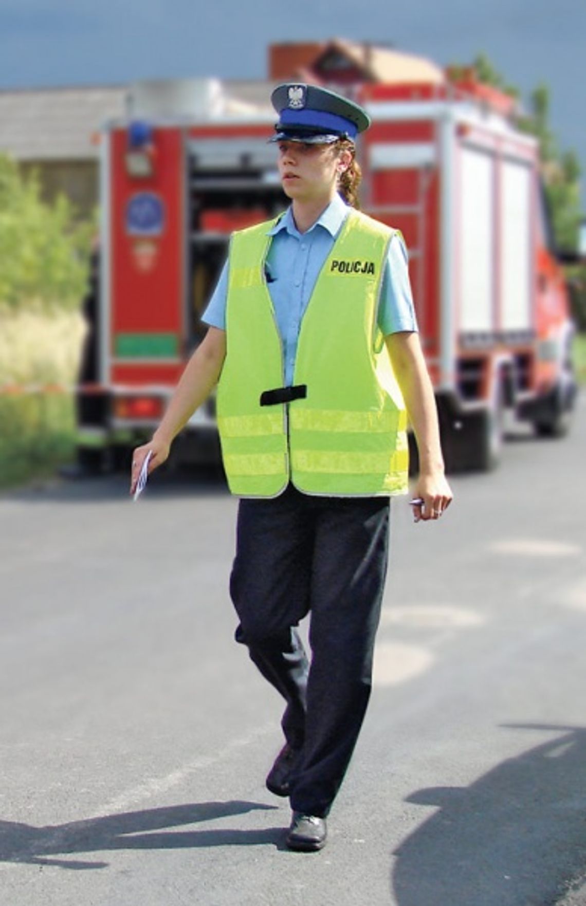 Oszczędzanie według Tuska. Policjanci pieszo, lecz w skarpetkach Oszczędzanie według Tuska. Policjanci pieszo, lecz w skarpetkach