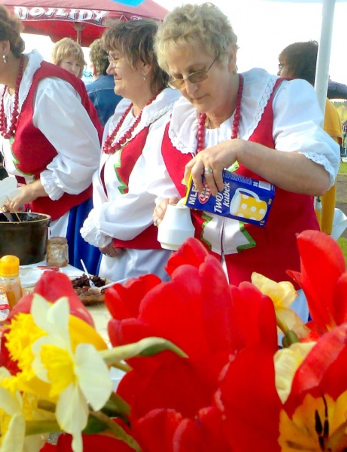 Pajda chleba z okrasą i ogórkiem